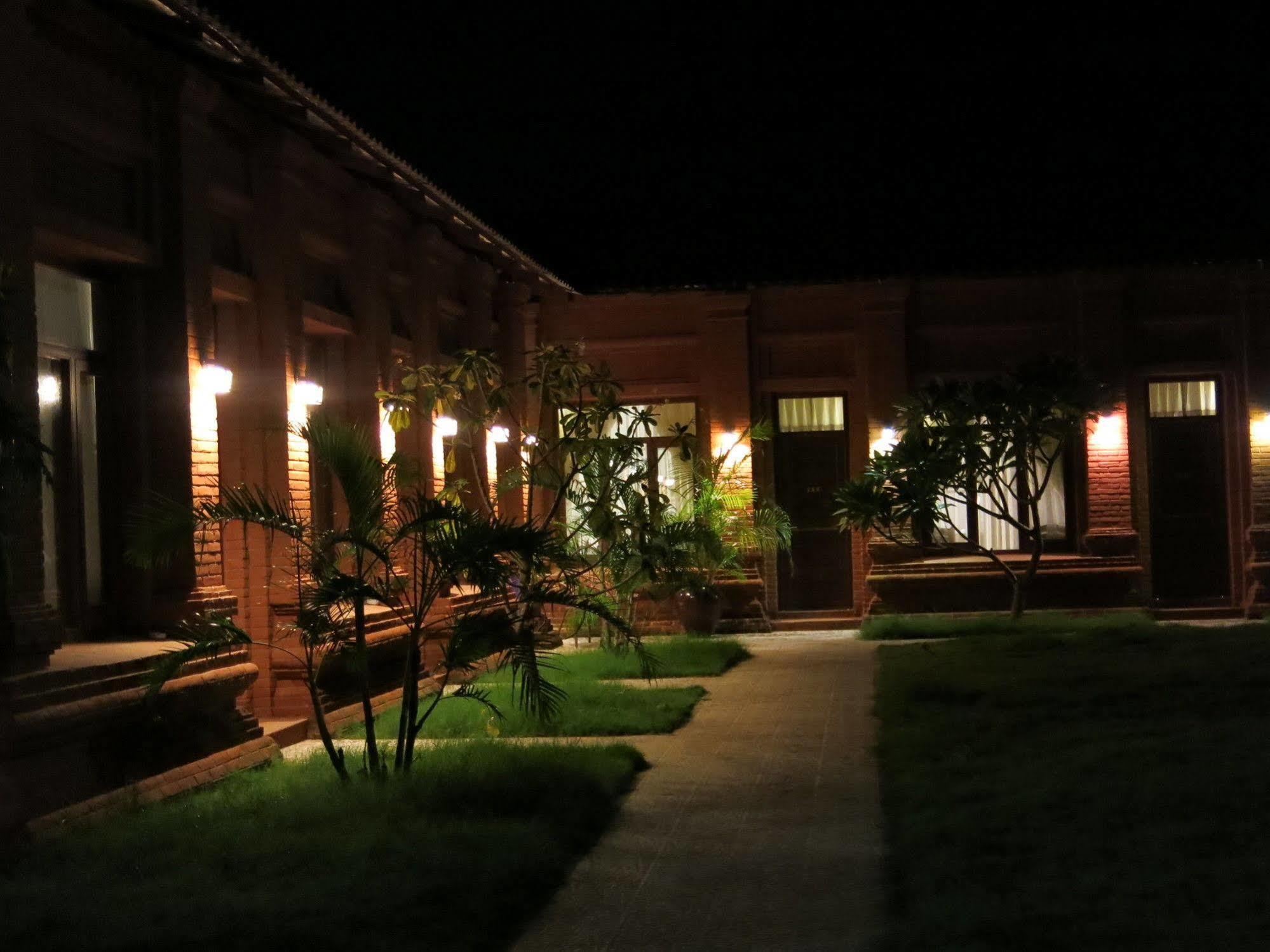 Manisanda Hotel Баган Екстер'єр фото